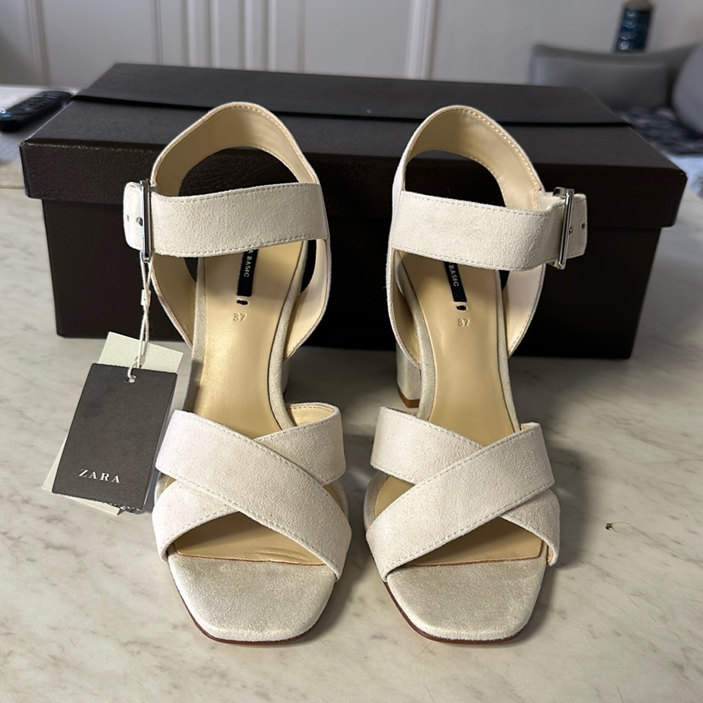 ✨👡✨🧥ZARA LEATHER SANDAL FOR SALE SIZE 37 , TAN COLOR READY 2  WEAR✨👡✨🧥